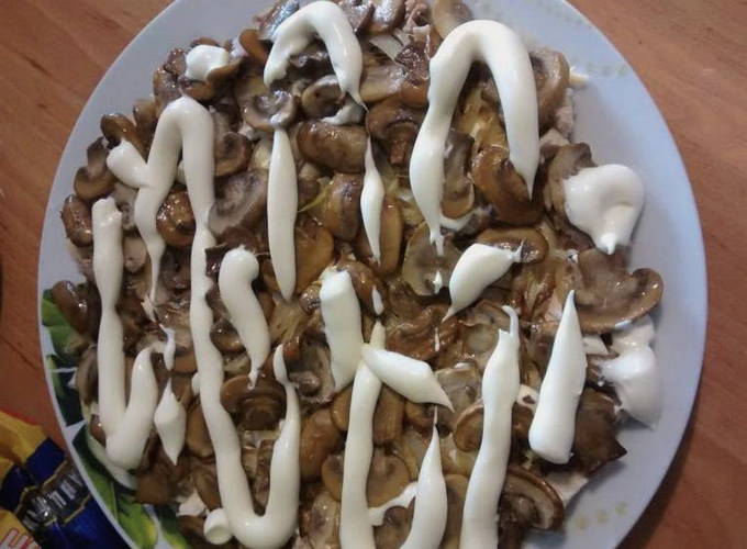 Самые вкусные и простые салаты с грибами и курицей