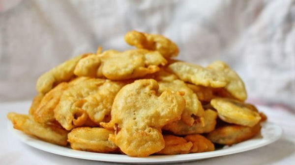 Кляр из соленых грибов: с чесночным соусом, кунжутом и ломтиками хлеба, рецепт с фото