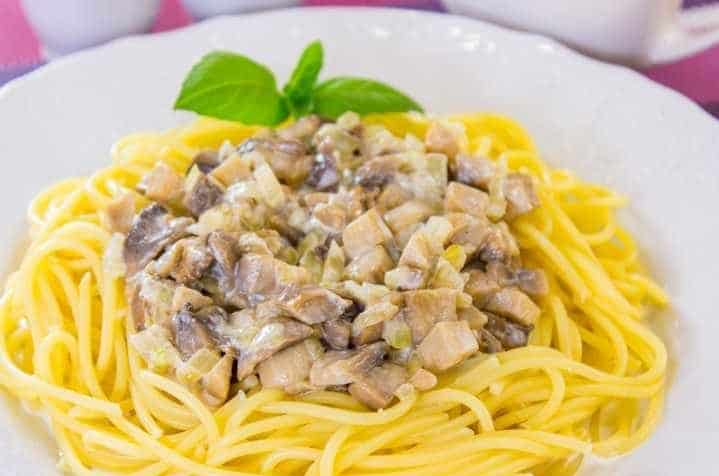 Приготовление грибного соуса со сметаной и различными грибами