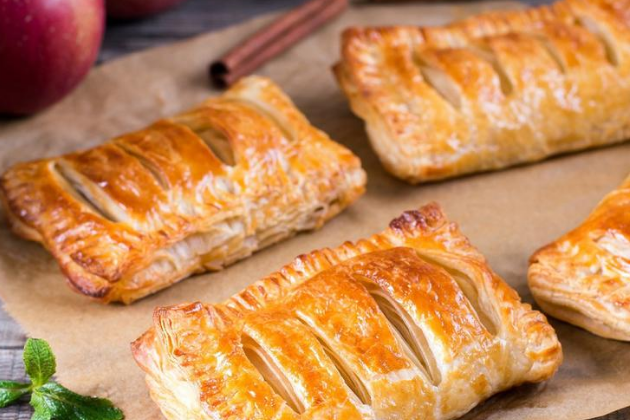 Пирог из слоеного теста с яблоками и корицей
