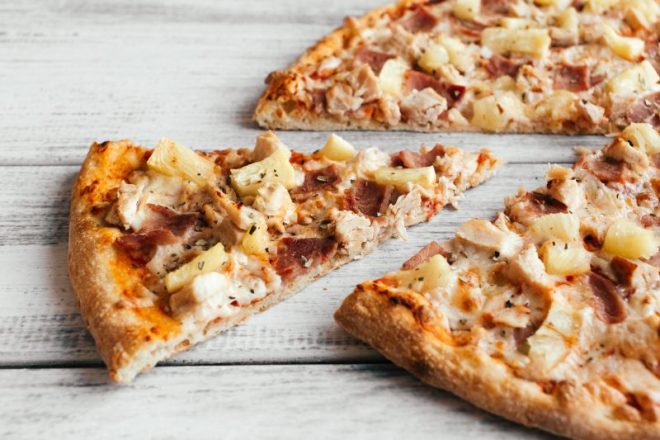 Гавайская пицца с копченой курицей и ананасом, рецепт с фото и видео - Vkuso.ru