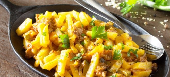 жареный картофель с мясным фаршем и грибами