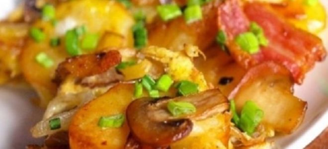 жареный картофель с грибами и беконом