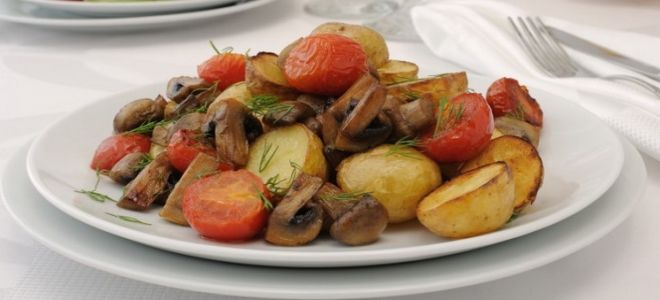 жареный картофель с грибами и помидорами