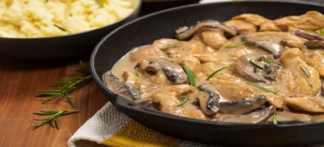жареный картофель с грибами и сметаной