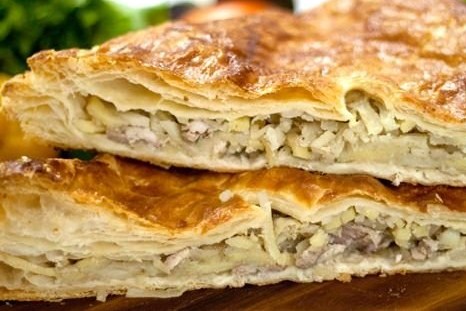 Сочный куриный пирог из слоеного теста рецепт - Кондитерские изделия и десерты.