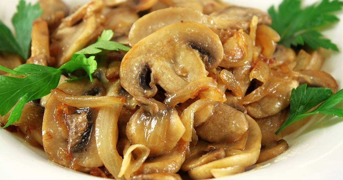 Жареные грибы с луком - пошаговый рецепт с фото. Автор этого рецепта Александра является директором компании Cookpad. - Кухонная плита