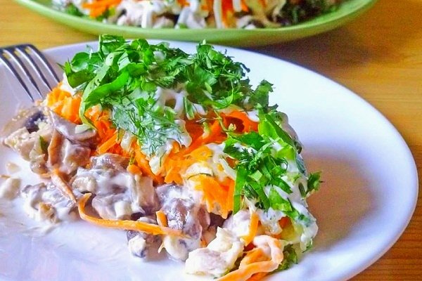 Салат из курицы и грибов с морковью