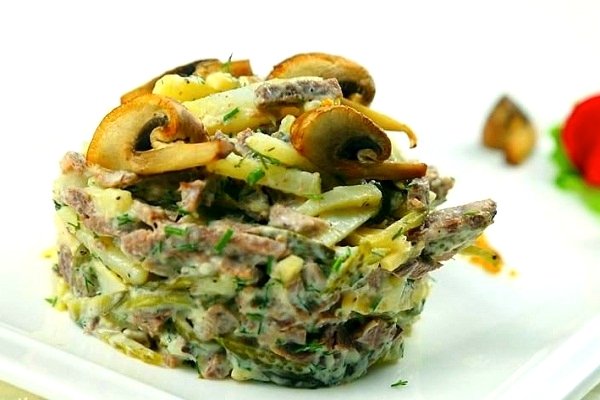 Грибной салат с курицей и луком