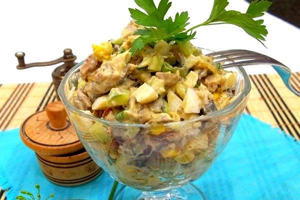 Оригинальный салат с грибами и курицей