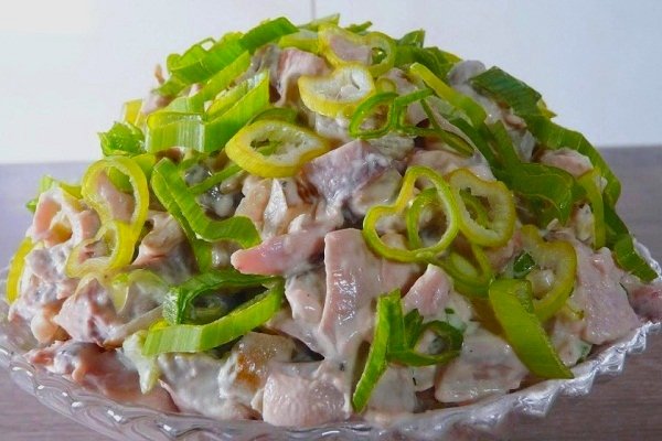 Салат с грибами, курицей и свежим огурцом