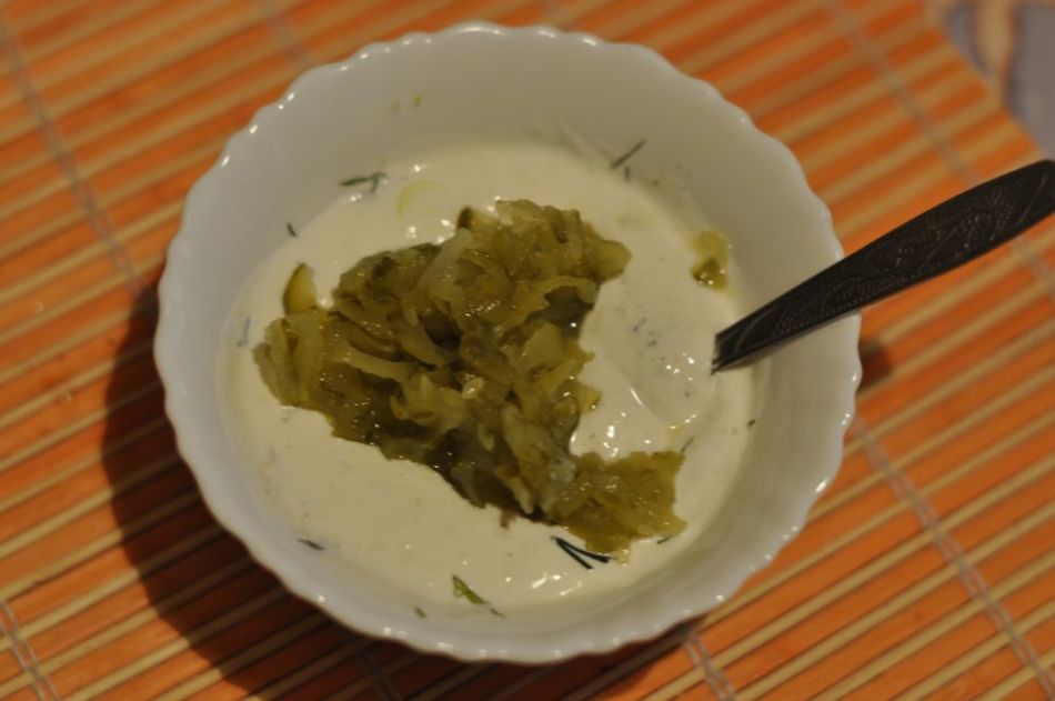 Соус со сметаной, укропом и солеными огурцами