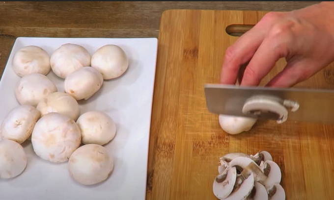 Запеченное мясо в духовке из свинины с картофелем и грибами