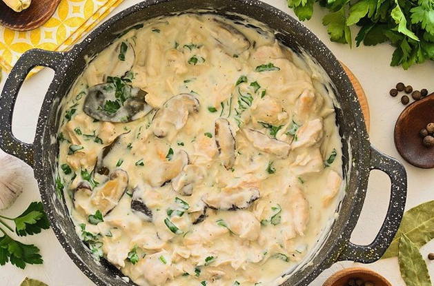 Курица с шампиньонами в духовке со сметаной