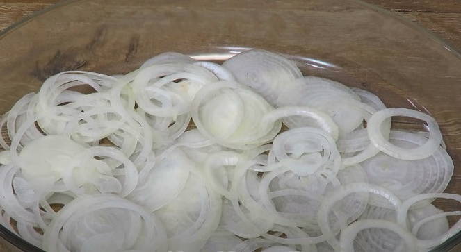 Запеченное мясо в духовке из свинины с картофелем и грибами