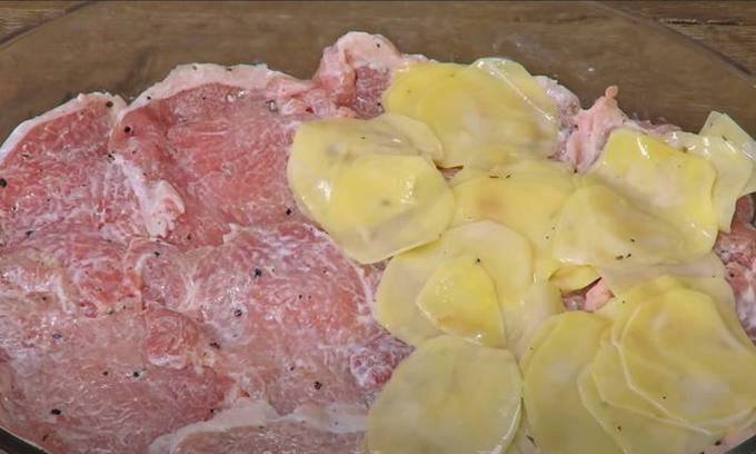 Запеченное мясо в духовке из свинины с картофелем и грибами