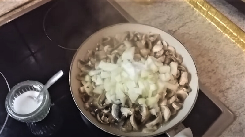 грибы и лук