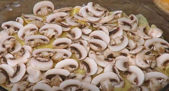 Запеченное мясо в духовке из свинины с картофелем и грибами