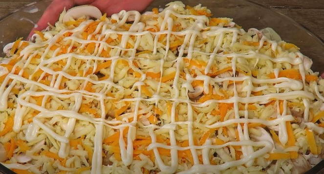 Запеченное мясо в духовке из свинины с картофелем и грибами