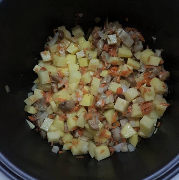 Как вкусно потушить картошку с грибами