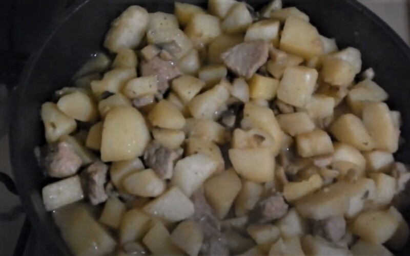 Грибы, тушеные с картофелем