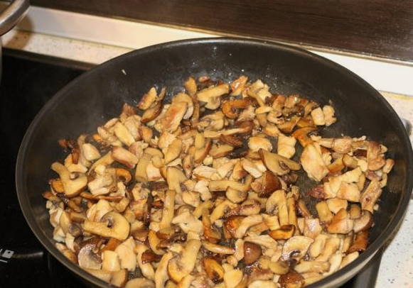 Курица с шампиньонами в духовке со сметаной
