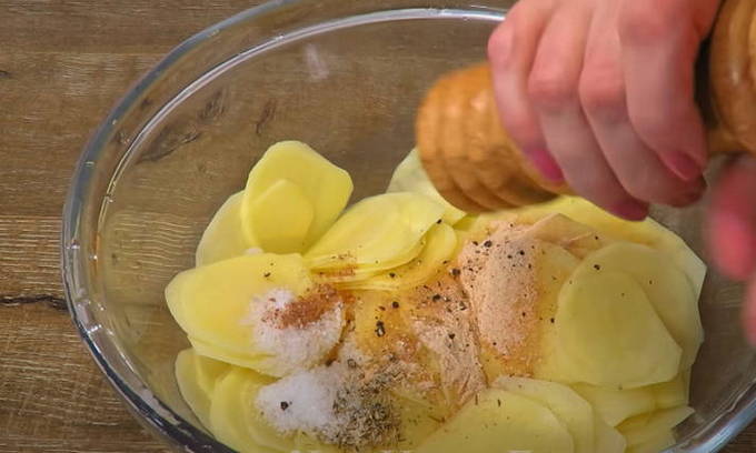 Запеченное мясо в духовке из свинины с картофелем и грибами