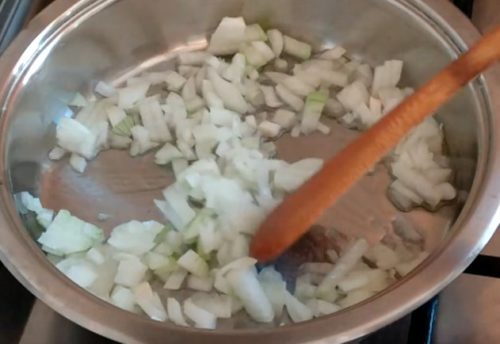 Грибы, фаршированные перепелиными яйцами
