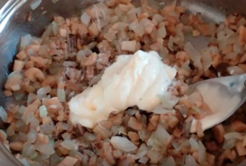 Грибы, фаршированные перепелиными яйцами