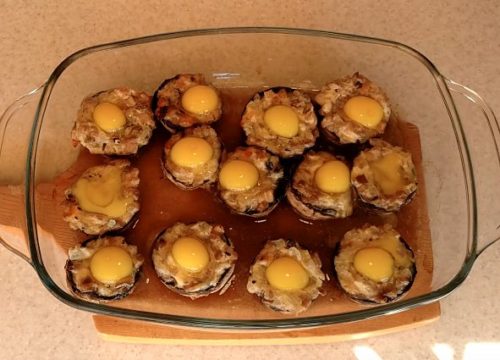 Грибы, фаршированные перепелиными яйцами