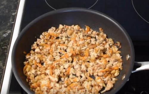 Грибы, фаршированные сыром и курицей