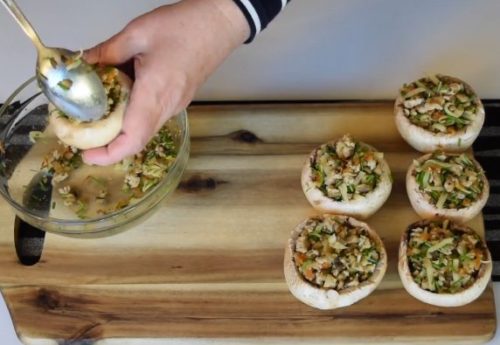 Фаршированные грибы с сыром и курицей