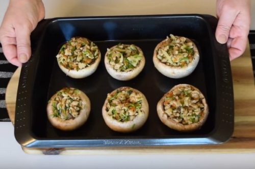 Фаршированные грибы с сыром и курицей
