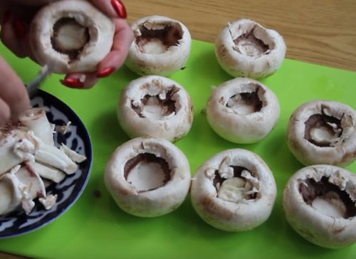 Фаршированные грибы с овощами