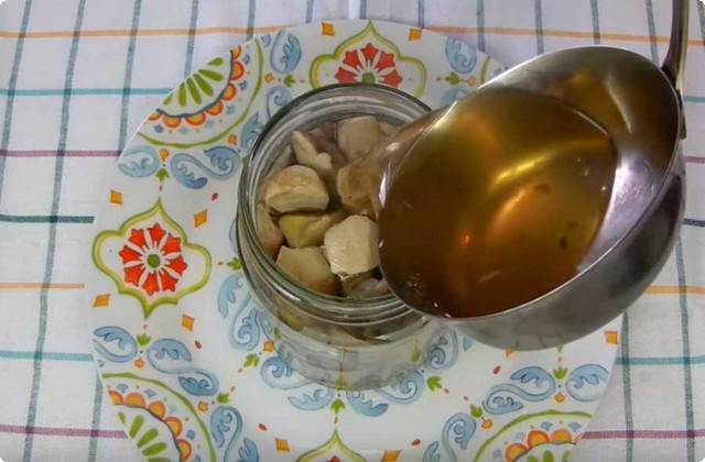 Разложите их по банкам, залейте маринадом.