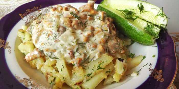 Жареный картофель с лисичками в сливочном соусе