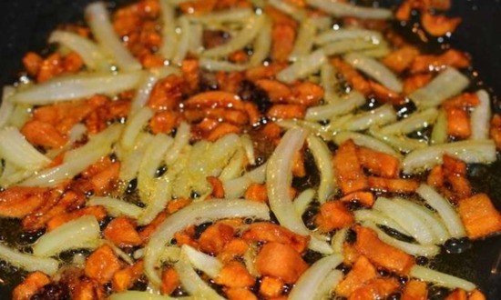 Обжарьте лук и морковь.