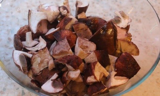 Порежьте их на кусочки.