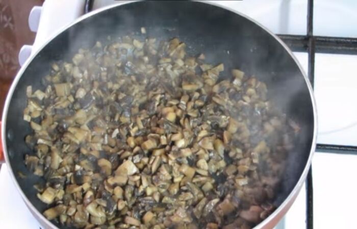 Обжаривание лука и тертой моркови