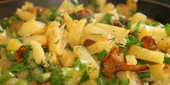 Жареный новый картофель с травами и грибами