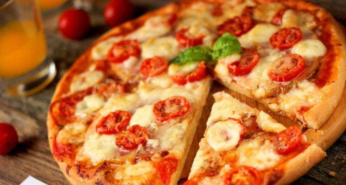 Пицца с ветчиной и грибами