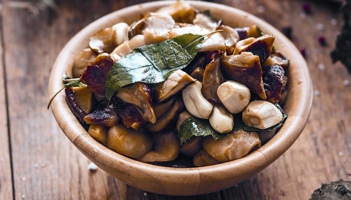 Маринованные белые грибы со специями