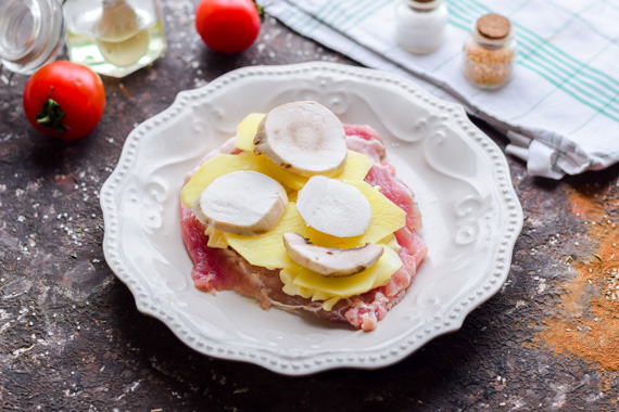 ТОП-10 рецептов мяса по-французски в духовке с картошкой, грибами и сыром