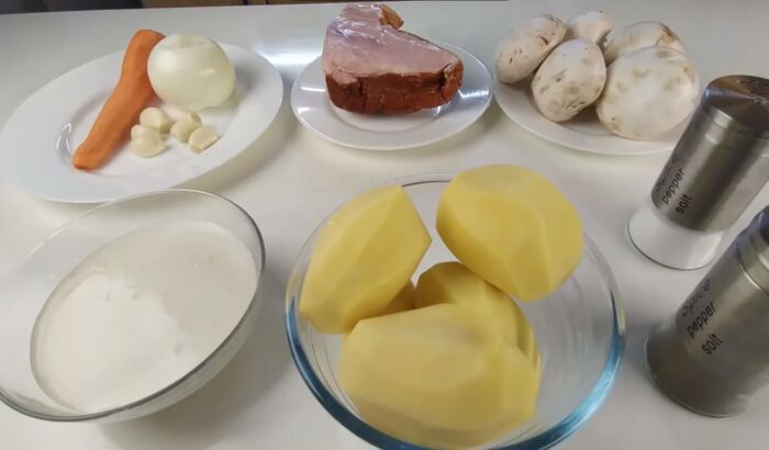Ингредиенты для сырного супа с грибами и копченым мясом