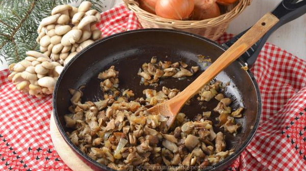 Салат с жареными вешенками, курицей, сыром, слоями