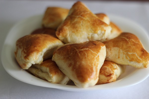 Как испечь пирожки с мясом из слоеного теста в духовке: рецепт с фото