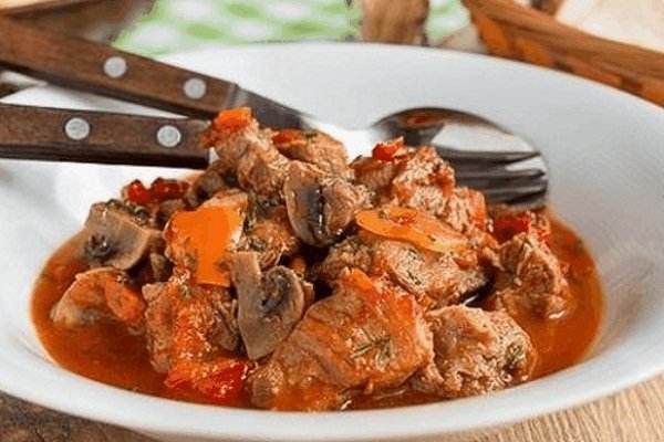 Свиная вырезка с грибами в мультиварке