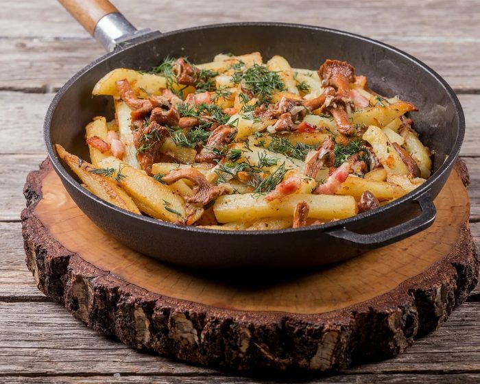 Как пожарить лисички с картошкой и луком на сковороде