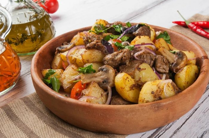 Запеченное мясо в духовке из свинины с картофелем и грибами