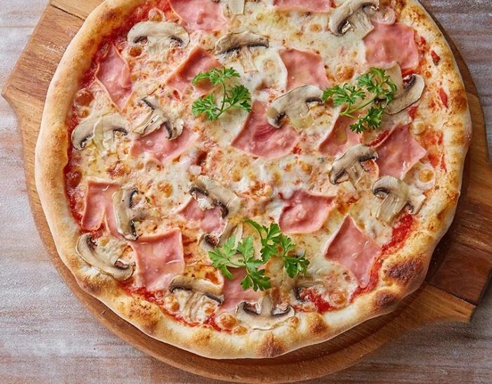 Пицца с ветчиной и грибами